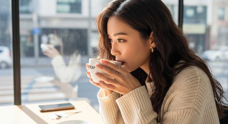 디카페인 마시고 잠 못 드는 진짜 이유 🚨 카페인 90% 제거의 ‘치명적 함정’ 분석